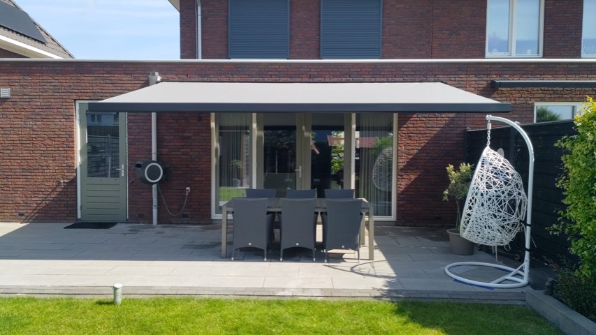 Project van Zon & Woning: een knikarmscherm boven een terras