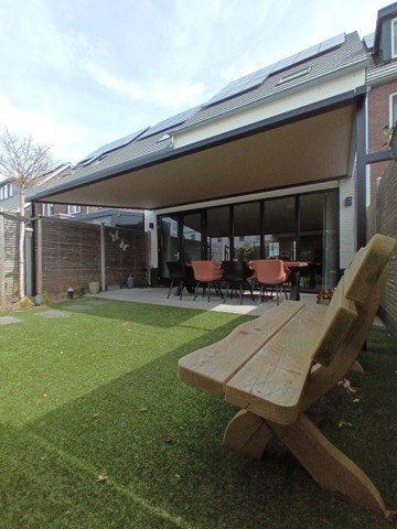 Pergola-zonwering met veranda bij een woning in Ede