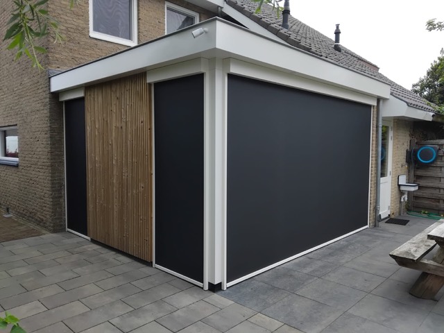 Tuinkamer met screens en houten accent